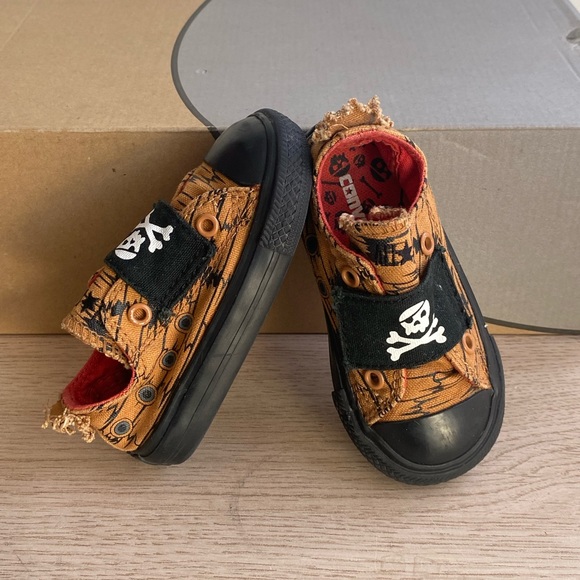 Converse Chuck Taylor Skull & Crossbones Toddler Sneakers- SZ 5 C - Picture 3 of 12